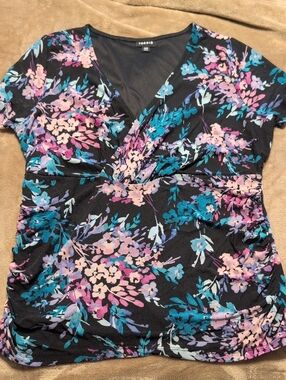 torrid Black Floral V-Neck Short Sleeve Top Stretch Mesh Lined Size 00 (10)